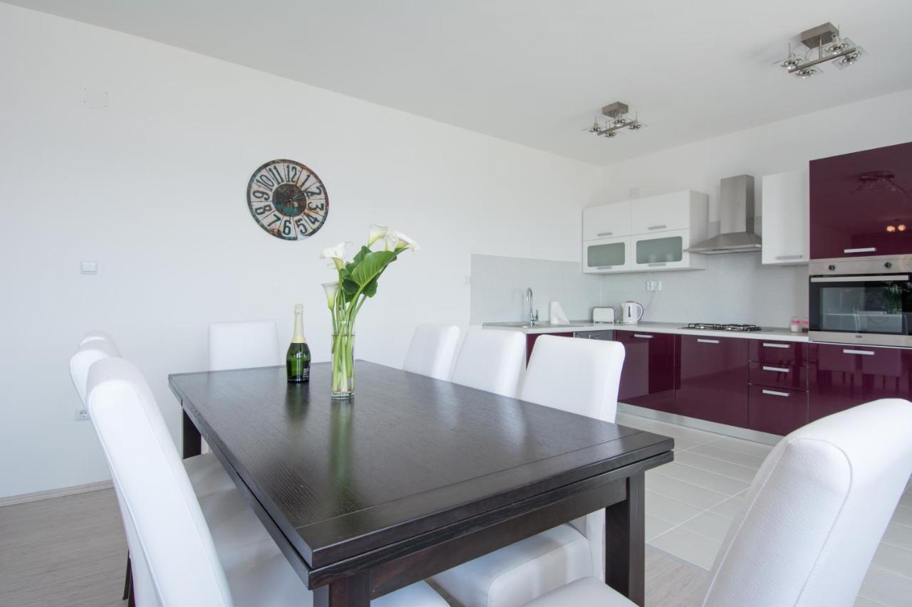 Lux Apartman S Pogledom Na More 트로기르 외부 사진