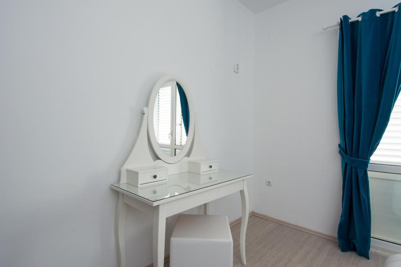 Lux Apartman S Pogledom Na More 트로기르 외부 사진